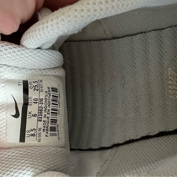 Nike White Athletic Shoes with Cushioned Sole - Picture 5 of 6